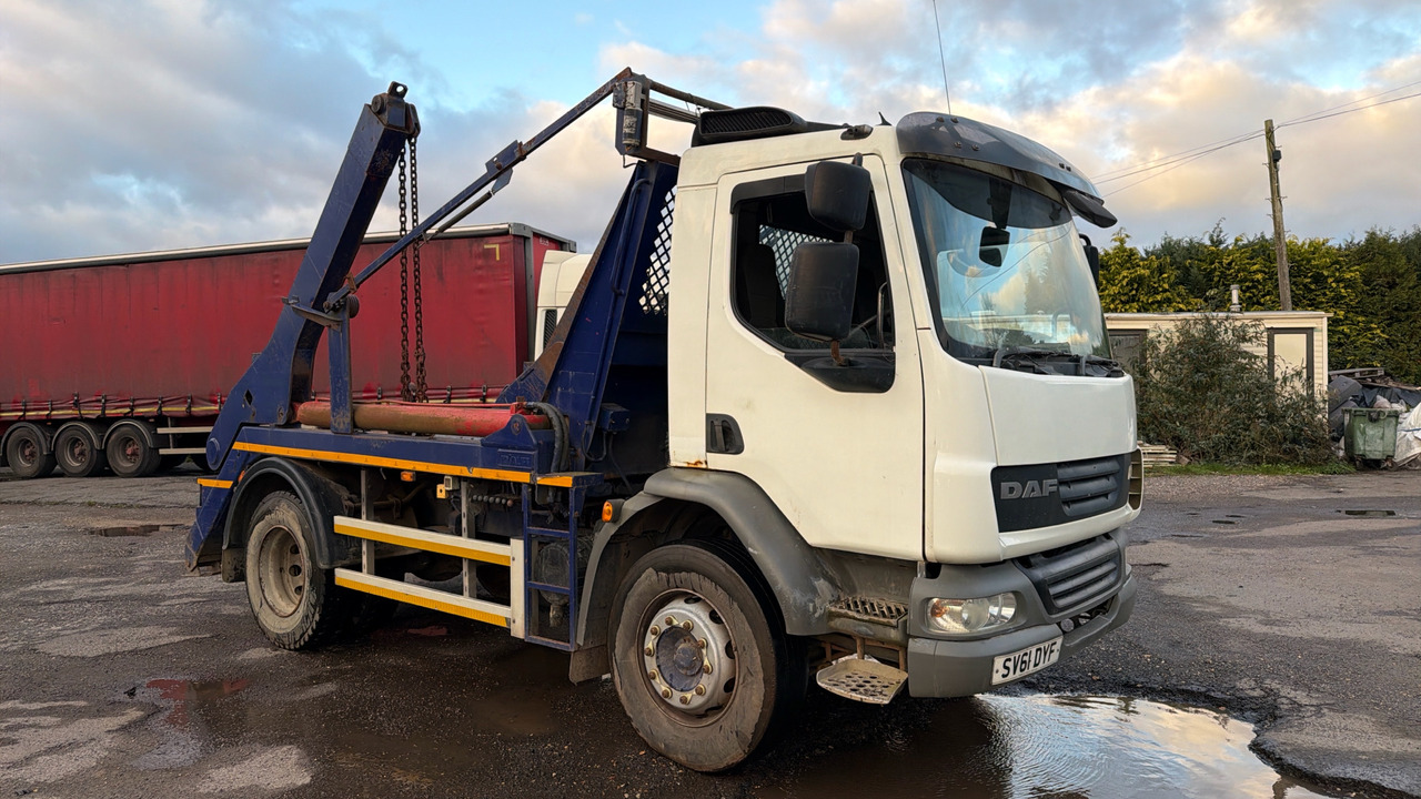 DAF LF 55.250 - Hidrolift kamyon: fotoğraf 1 DAF LF 55.250 - Hidrolift kamyon: fotoğraf 1