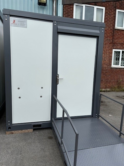 DISABLED TOILET UNIT INCL. RAMP, INSULATED, FORKLIFT LIFTING POINT - Konut konteyneri: fotoğraf 2 DISABLED TOILET UNIT INCL. RAMP, INSULATED, FORKLIFT LIFTING POINT - Konut konteyneri: fotoğraf 2