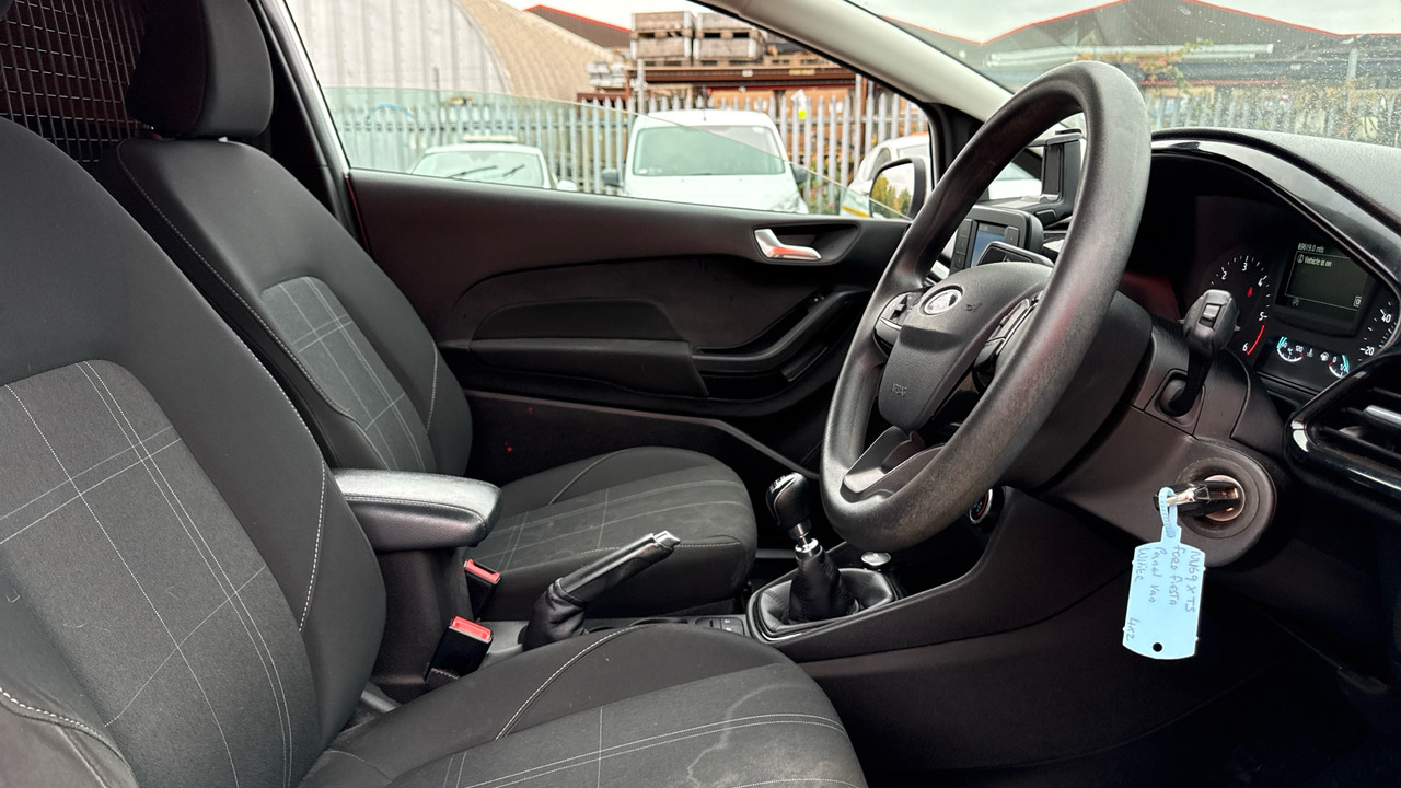 Ford Fiesta 1.5 TDCI - Binek araba: fotoğraf 5 Ford Fiesta 1.5 TDCI - Binek araba: fotoğraf 5