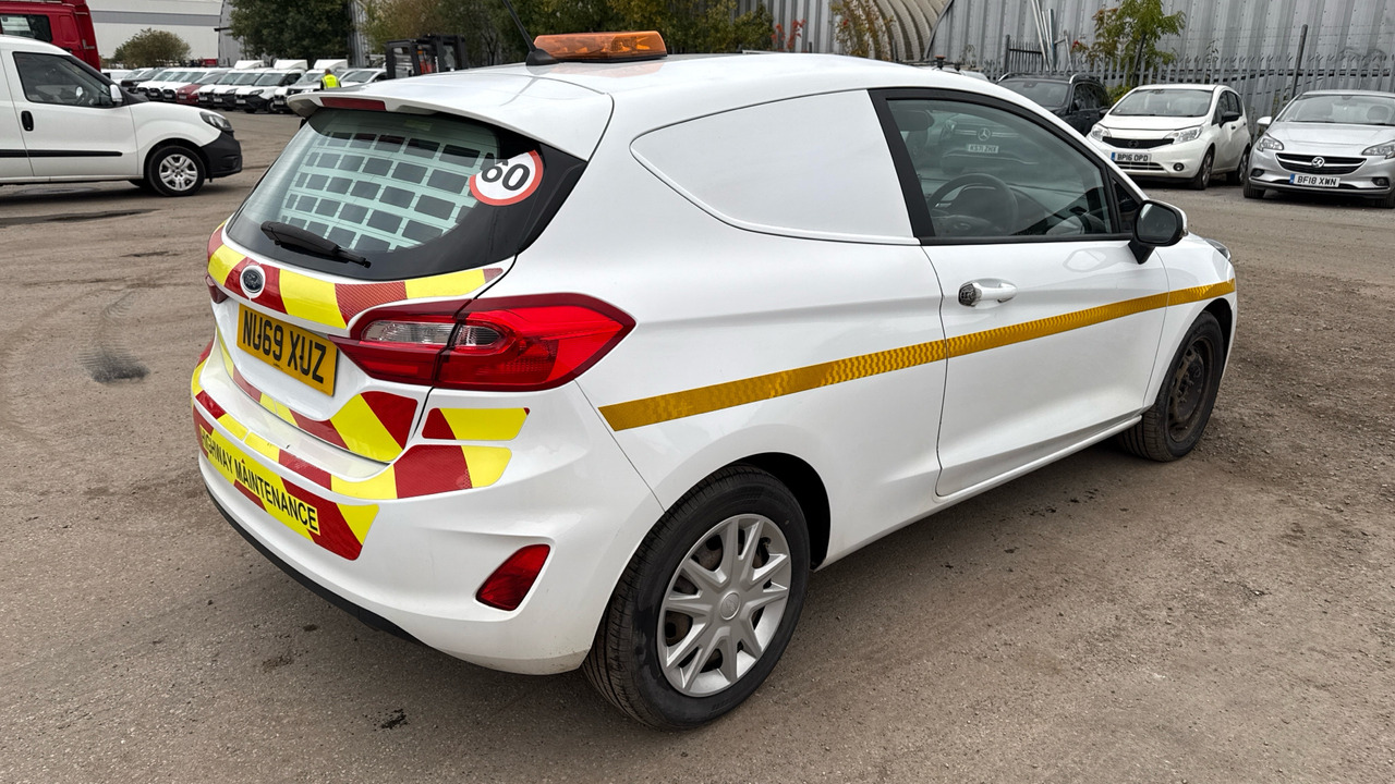 Ford Fiesta 1.5 TDCi - Binek araba: fotoğraf 4 Ford Fiesta 1.5 TDCi - Binek araba: fotoğraf 4
