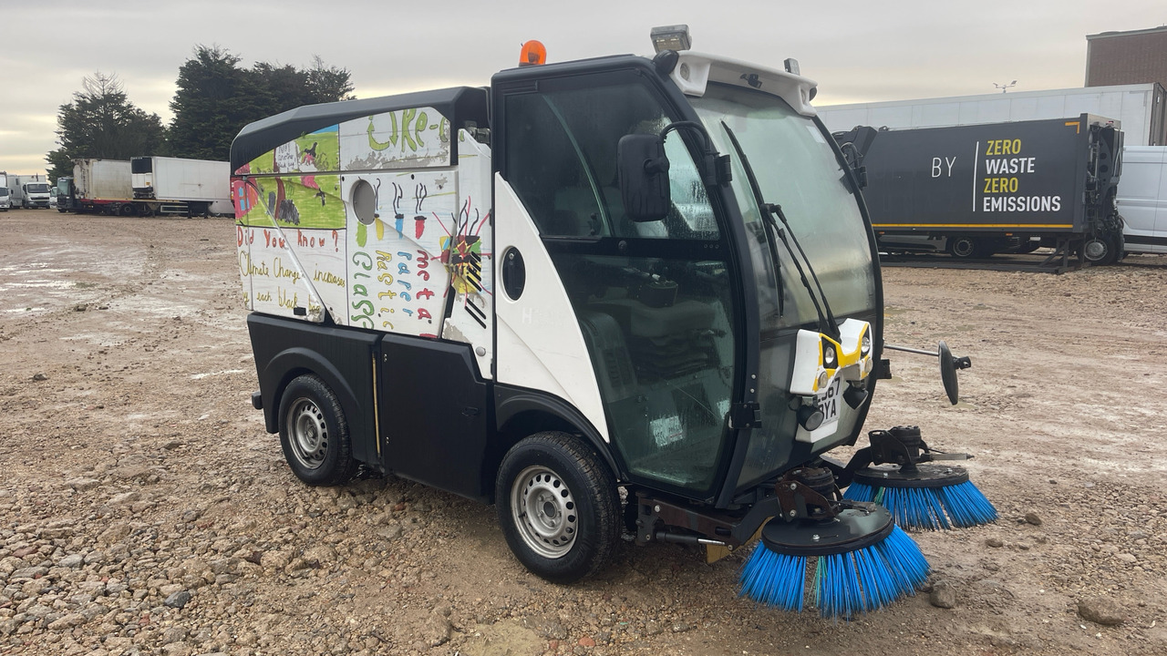 JOHNSTON SWEEPER - Yol süpürme aracı: fotoğraf 1 JOHNSTON SWEEPER - Yol süpürme aracı: fotoğraf 1