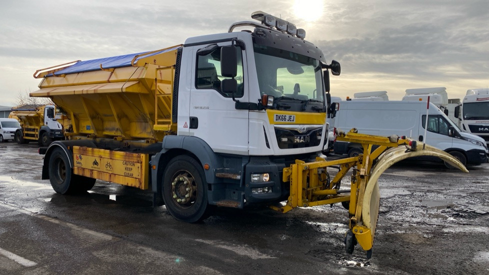MAN TGM 18.250 - Kar küreme aracı: fotoğraf 1 MAN TGM 18.250 - Kar küreme aracı: fotoğraf 1