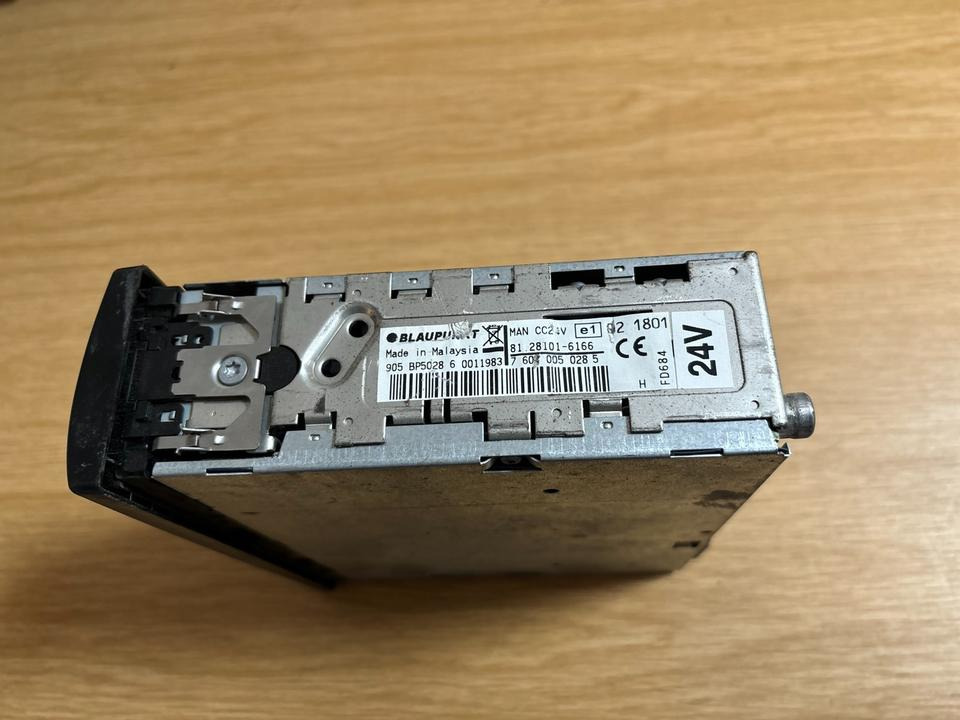 MAN CC24V BLAUPUNKT Radio 81.28101-6166 - Kabin ve iç mekan - Kamyon: fotoğraf 3 MAN CC24V BLAUPUNKT Radio 81.28101-6166 - Kabin ve iç mekan - Kamyon: fotoğraf 3