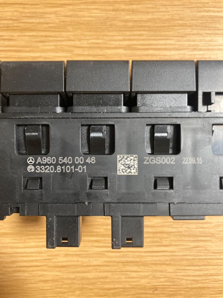 Mercedes-Benz Actros MP4 Kabinenlichtschalter A9605400046 - Elektrik sistemi - Kamyon: fotoğraf 4 Mercedes-Benz Actros MP4 Kabinenlichtschalter A9605400046 - Elektrik sistemi - Kamyon: fotoğraf 4