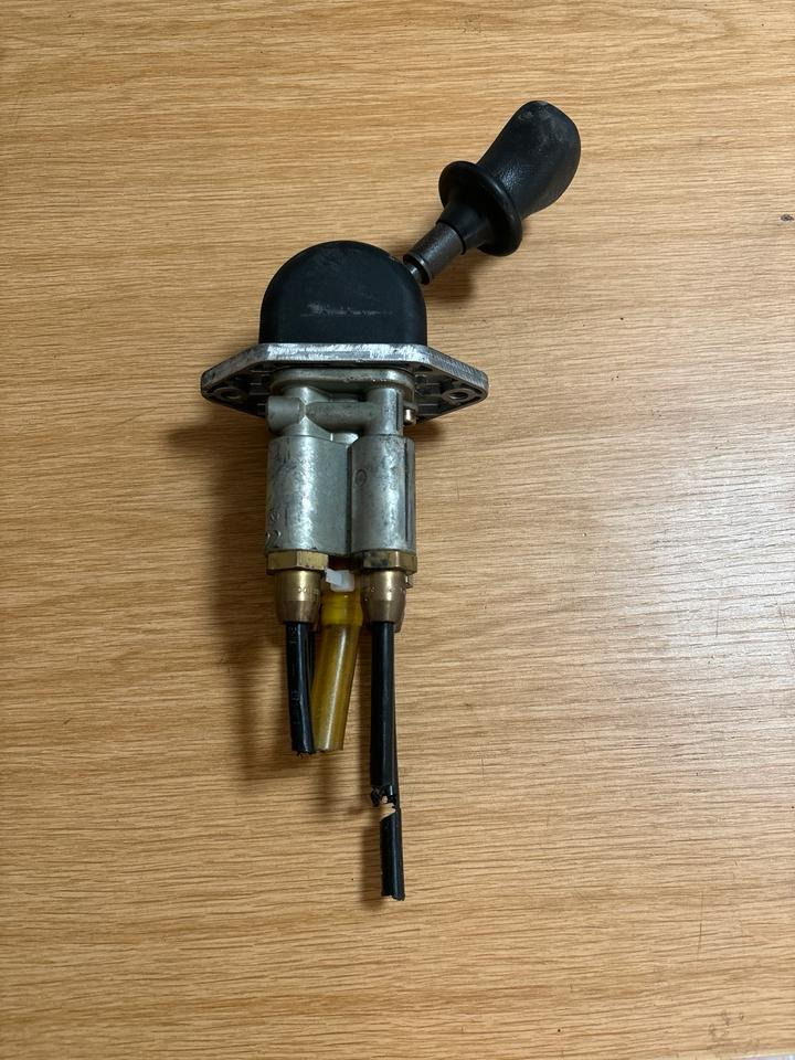 Mercedes KNORR-BREMSE Handbremsventil / Festellbremse 0481016603 - Vites kolu - Kamyon: fotoğraf 1 Mercedes KNORR-BREMSE Handbremsventil / Festellbremse 0481016603 - Vites kolu - Kamyon: fotoğraf 1