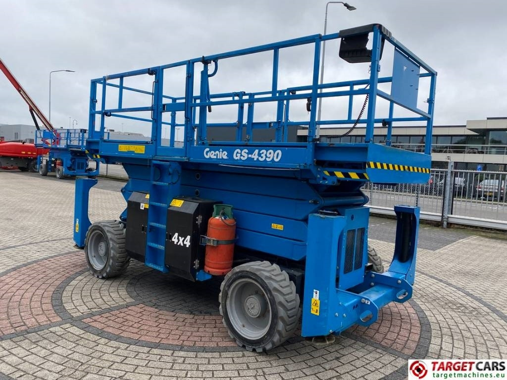 Genie GS-4390 RT LPG 4x4 Scissor Work Lift 1511cm - Makasli platform: fotoğraf 2 Genie GS-4390 RT LPG 4x4 Scissor Work Lift 1511cm - Makasli platform: fotoğraf 2