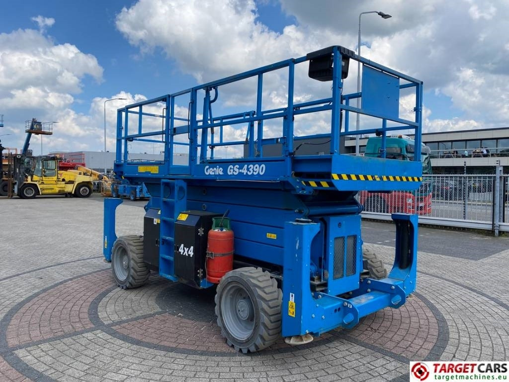 Genie GS-4390 RT LPG 4x4 Scissor Work Lift 1511cm - Makasli platform: fotoğraf 2 Genie GS-4390 RT LPG 4x4 Scissor Work Lift 1511cm - Makasli platform: fotoğraf 2