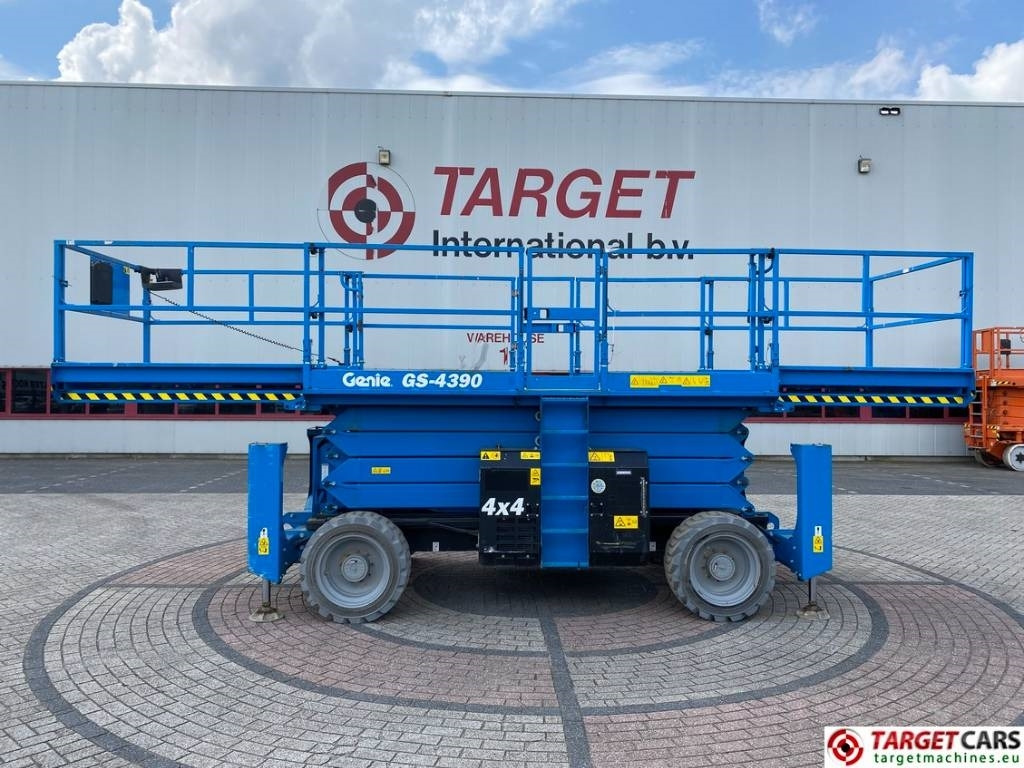 Genie GS-4390 RT LPG 4x4 Scissor Work Lift 1511cm - Makasli platform: fotoğraf 5 Genie GS-4390 RT LPG 4x4 Scissor Work Lift 1511cm - Makasli platform: fotoğraf 5