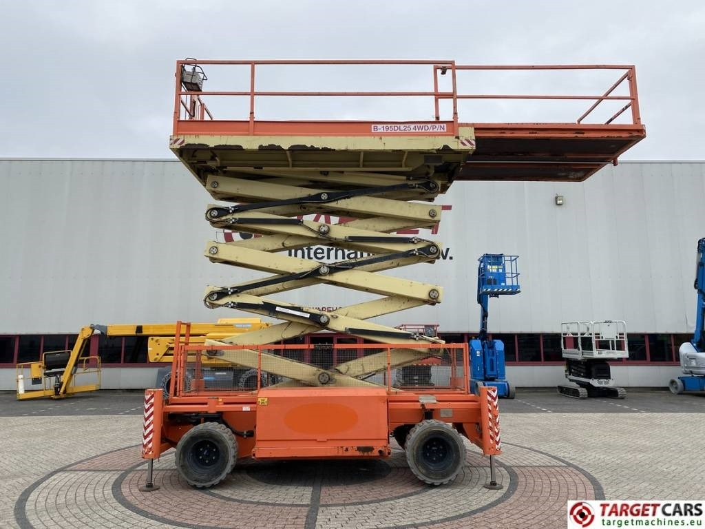 Holland Lift B195DL-25 Diesel 4x4 Scissor Work Lift 2150cm - Makasli platform: fotoğraf 5 Holland Lift B195DL-25 Diesel 4x4 Scissor Work Lift 2150cm - Makasli platform: fotoğraf 5