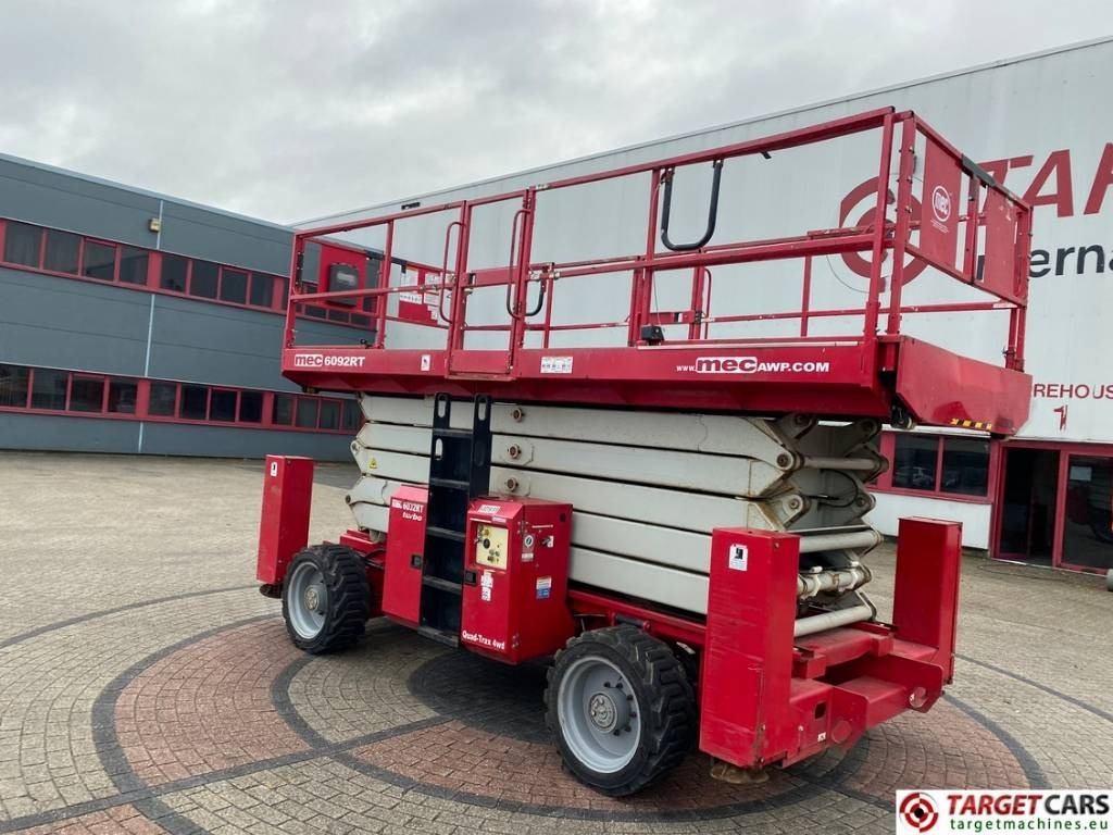 MEC 6092RT Diesel 4x4 Scissor Work Lift 2020cm - Makasli platform: fotoğraf 4 MEC 6092RT Diesel 4x4 Scissor Work Lift 2020cm - Makasli platform: fotoğraf 4