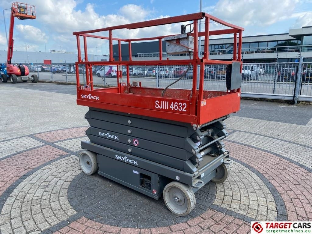 SkyJack SJ4632 Electric 4632 Scissor Work LIft 1170cm - Makasli platform: fotoğraf 2 SkyJack SJ4632 Electric 4632 Scissor Work LIft 1170cm - Makasli platform: fotoğraf 2
