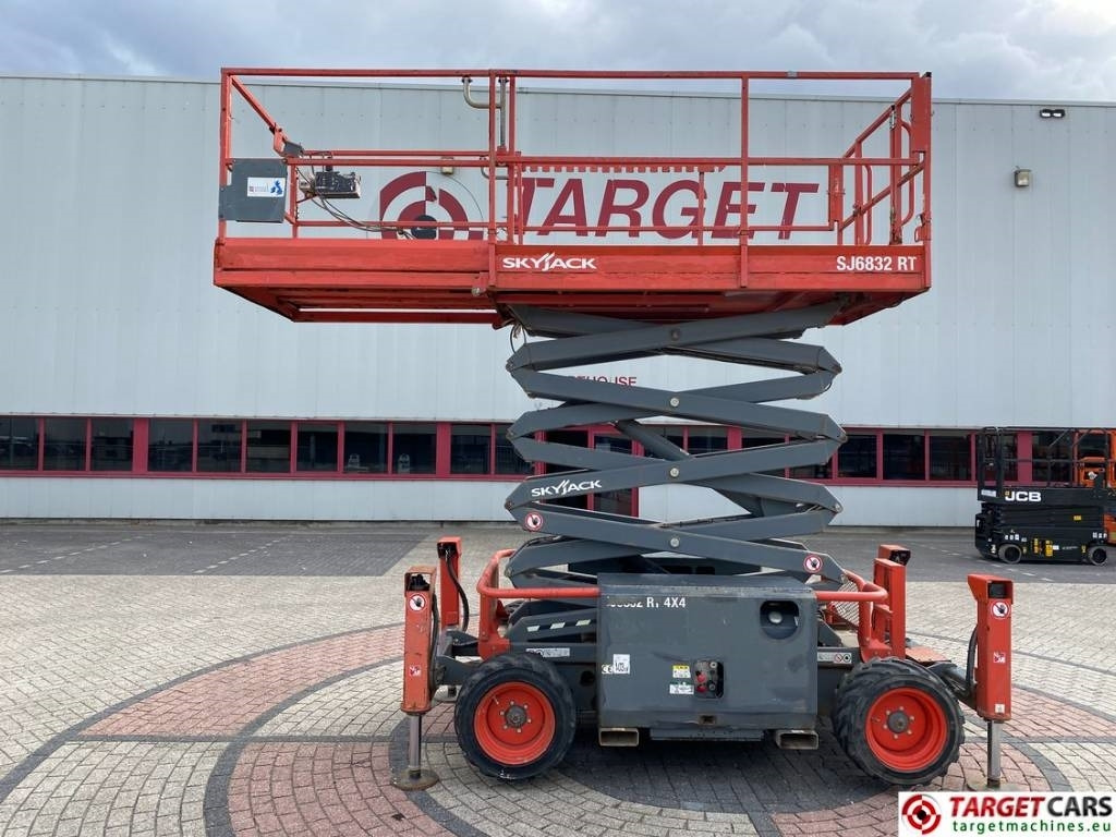 SkyJack SJ6832RT Diesel 4x4 Scissor 6832 Work Lift 1180cm - Makasli platform: fotoğraf 5 SkyJack SJ6832RT Diesel 4x4 Scissor 6832 Work Lift 1180cm - Makasli platform: fotoğraf 5