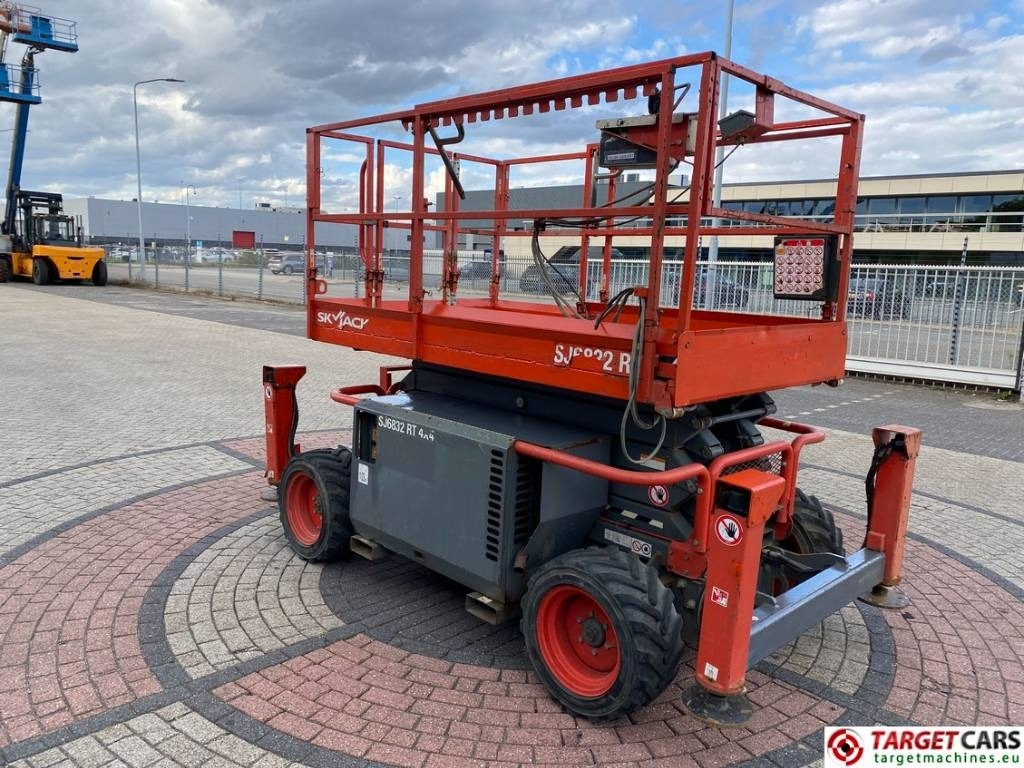 SkyJack SJ6832RT Diesel 4x4 Scissor 6832 Work Lift 1180cm - Makasli platform: fotoğraf 2 SkyJack SJ6832RT Diesel 4x4 Scissor 6832 Work Lift 1180cm - Makasli platform: fotoğraf 2