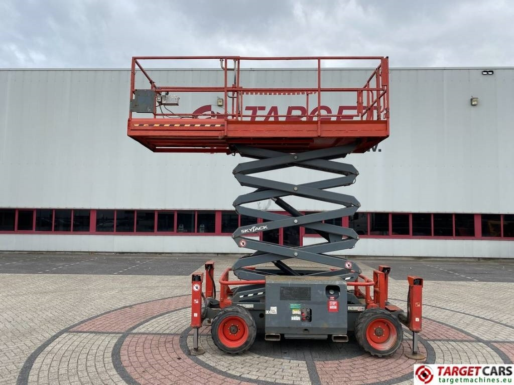 SkyJack SJ6832RT Diesel 4x4 Scissor 6832 Work Lift 1180cm - Makasli platform: fotoğraf 5 SkyJack SJ6832RT Diesel 4x4 Scissor 6832 Work Lift 1180cm - Makasli platform: fotoğraf 5