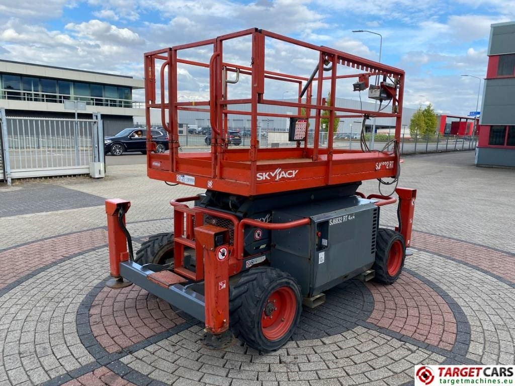 SkyJack SJ6832RT Diesel 4x4 Scissor 6832 Work Lift 1180cm - Makasli platform: fotoğraf 3 SkyJack SJ6832RT Diesel 4x4 Scissor 6832 Work Lift 1180cm - Makasli platform: fotoğraf 3