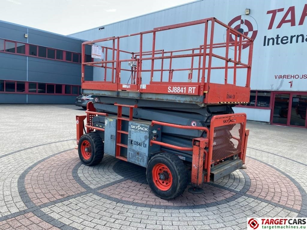 SkyJack SJ8841 RT Diesel 4x4 Scissor Work Lift 1430cm - Makasli platform: fotoğraf 4 SkyJack SJ8841 RT Diesel 4x4 Scissor Work Lift 1430cm - Makasli platform: fotoğraf 4