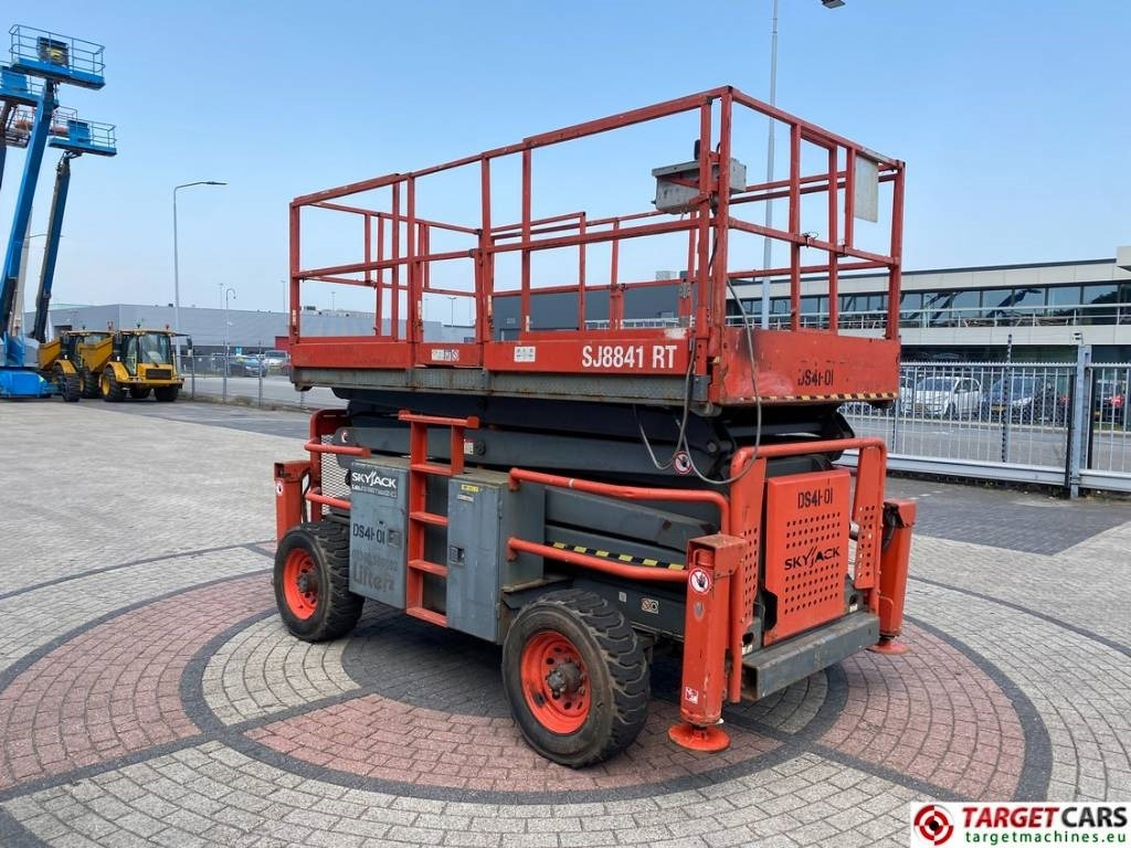 SkyJack SJ8841 RT Diesel 4x4 Scissor Work Lift 1430cm - Makasli platform: fotoğraf 2 SkyJack SJ8841 RT Diesel 4x4 Scissor Work Lift 1430cm - Makasli platform: fotoğraf 2