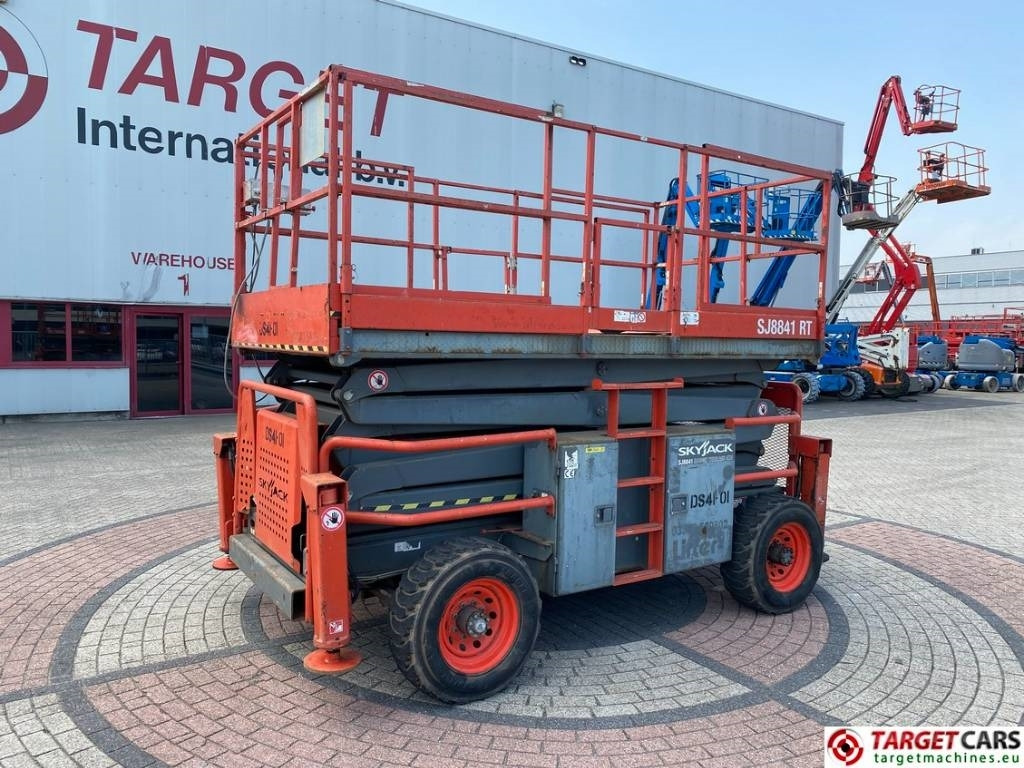 SkyJack SJ8841 RT Diesel 4x4 Scissor Work Lift 1430cm - Makasli platform: fotoğraf 1 SkyJack SJ8841 RT Diesel 4x4 Scissor Work Lift 1430cm - Makasli platform: fotoğraf 1