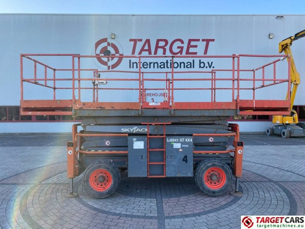 SkyJack SJ8841 RT Diesel 4x4 Scissor Work Lift 1430cm - Makasli platform: fotoğraf 5 SkyJack SJ8841 RT Diesel 4x4 Scissor Work Lift 1430cm - Makasli platform: fotoğraf 5