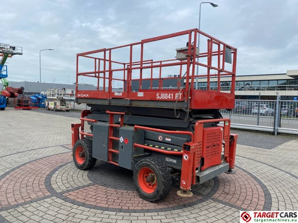 SkyJack SJ8841RT Diesel 4x4 Scissor Work Lift 1430cm - Makasli platform: fotoğraf 2 SkyJack SJ8841RT Diesel 4x4 Scissor Work Lift 1430cm - Makasli platform: fotoğraf 2