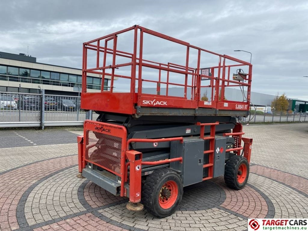 SkyJack SJ8841RT Diesel 4x4 Scissor Work Lift 1430cm - Makasli platform: fotoğraf 3 SkyJack SJ8841RT Diesel 4x4 Scissor Work Lift 1430cm - Makasli platform: fotoğraf 3