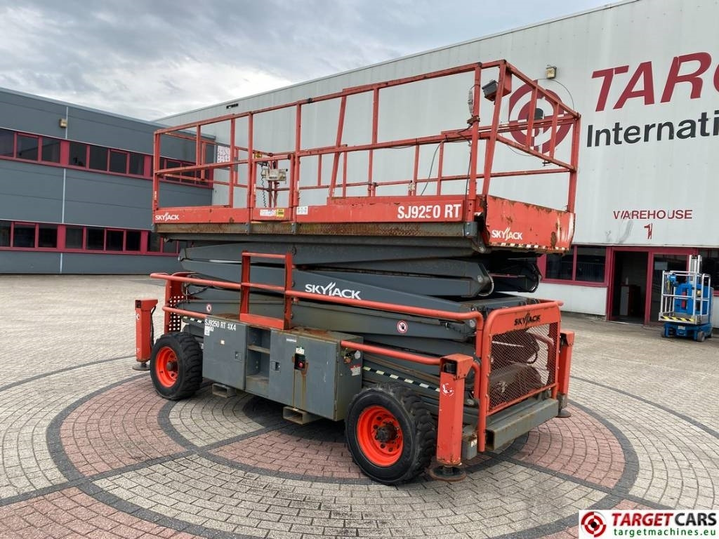 SkyJack SJ9250 RT Diesel 4x4 Scissor 9250 Work Lift 1720cm - Makasli platform: fotoğraf 4 SkyJack SJ9250 RT Diesel 4x4 Scissor 9250 Work Lift 1720cm - Makasli platform: fotoğraf 4