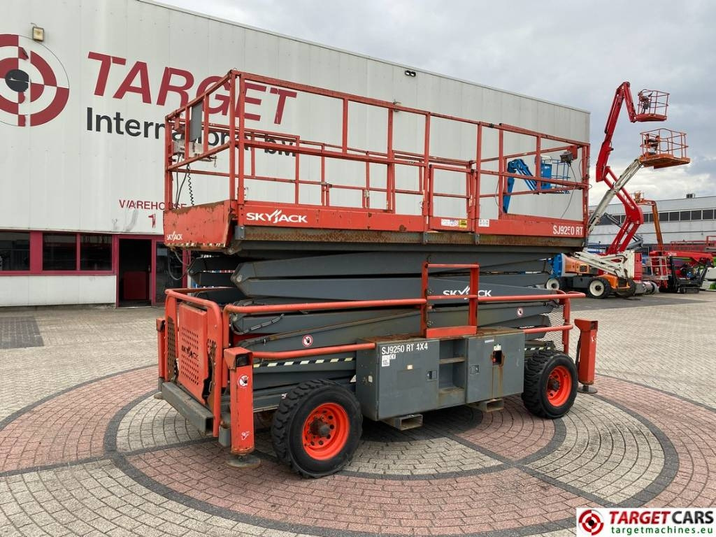 SkyJack SJ9250 RT Diesel 4x4 Scissor 9250 Work Lift 1720cm - Makasli platform: fotoğraf 1 SkyJack SJ9250 RT Diesel 4x4 Scissor 9250 Work Lift 1720cm - Makasli platform: fotoğraf 1