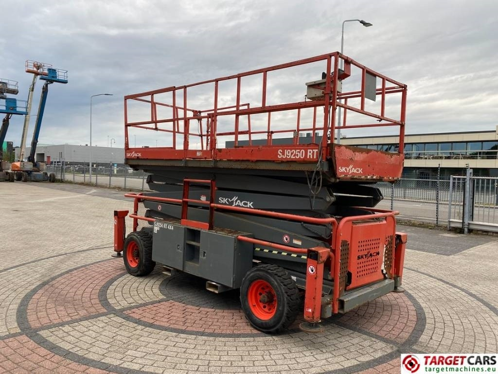SkyJack SJ9250 RT Diesel 4x4 Scissor 9250 Work Lift 1720cm - Makasli platform: fotoğraf 2 SkyJack SJ9250 RT Diesel 4x4 Scissor 9250 Work Lift 1720cm - Makasli platform: fotoğraf 2