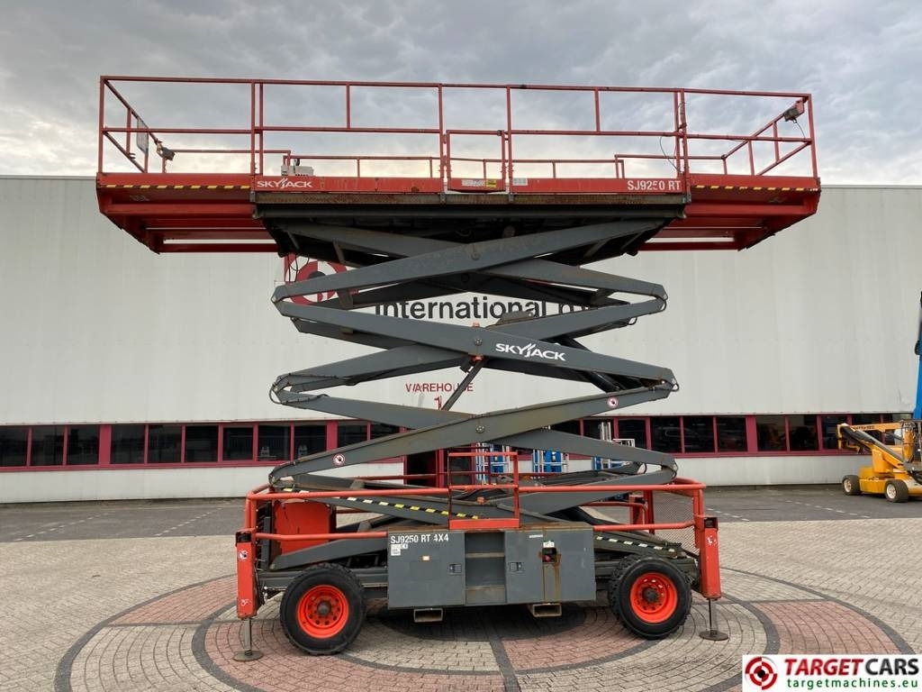 SkyJack SJ9250 RT Diesel 4x4 Scissor 9250 Work Lift 1720cm - Makasli platform: fotoğraf 5 SkyJack SJ9250 RT Diesel 4x4 Scissor 9250 Work Lift 1720cm - Makasli platform: fotoğraf 5