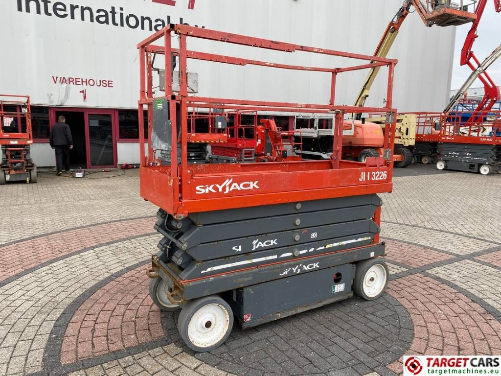 SkyJack SJIII-3226 Electric 3226 Scissor Work Lift 990cm - Makasli platform: fotoğraf 1 SkyJack SJIII-3226 Electric 3226 Scissor Work Lift 990cm - Makasli platform: fotoğraf 1