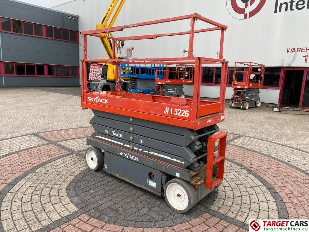 SkyJack SJIII-3226 Electric 3226 Scissor Work Lift 990cm - Makasli platform: fotoğraf 4 SkyJack SJIII-3226 Electric 3226 Scissor Work Lift 990cm - Makasli platform: fotoğraf 4