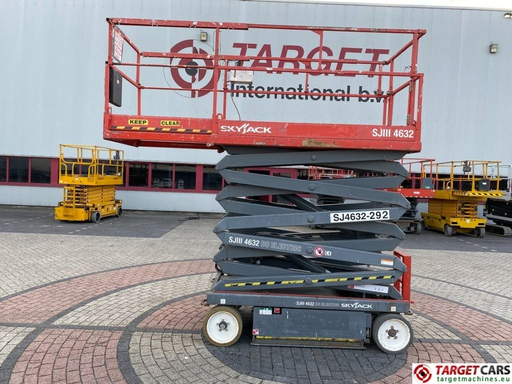 SkyJack SJIII-4632 Electric 4632 Scissor Work Lift 1170cm - Makasli platform: fotoğraf 5 SkyJack SJIII-4632 Electric 4632 Scissor Work Lift 1170cm - Makasli platform: fotoğraf 5