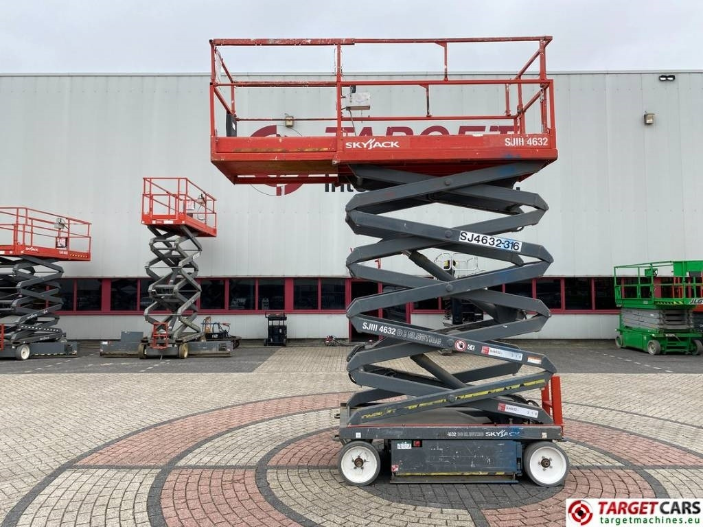 SkyJack SJIII-4632 Electric 4632 Scissor Work Lift 1170cm - Makasli platform: fotoğraf 5 SkyJack SJIII-4632 Electric 4632 Scissor Work Lift 1170cm - Makasli platform: fotoğraf 5