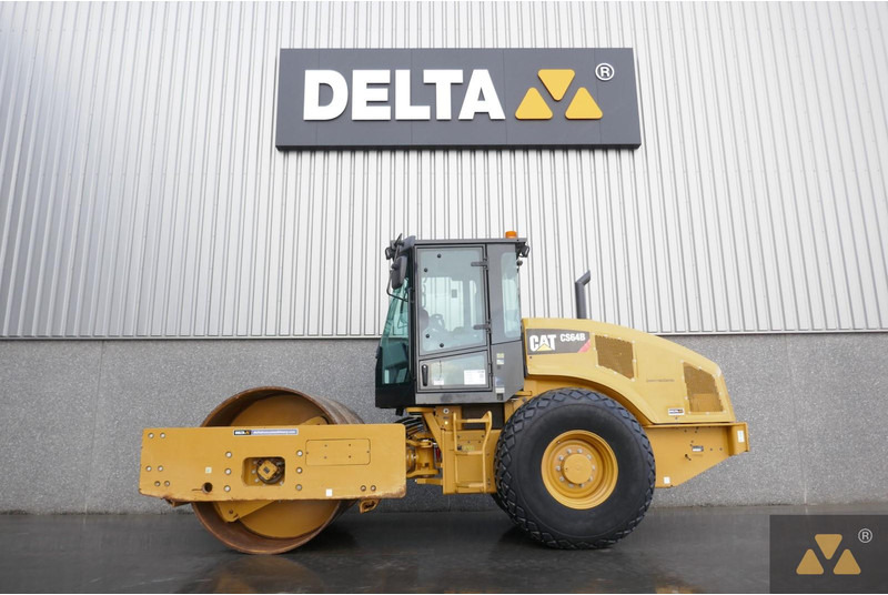 Caterpillar CS64B - Silindir makinesi: fotoğraf 1 Caterpillar CS64B - Silindir makinesi: fotoğraf 1