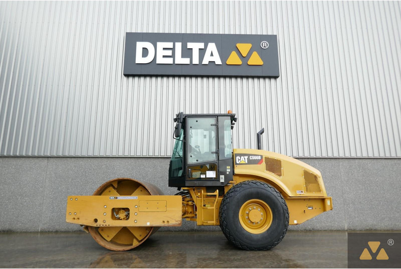 Caterpillar CS66B - Silindir makinesi: fotoğraf 1 Caterpillar CS66B - Silindir makinesi: fotoğraf 1