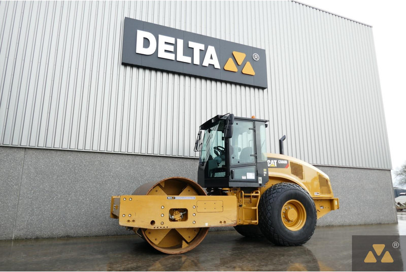 Caterpillar CS66B - Silindir makinesi: fotoğraf 4 Caterpillar CS66B - Silindir makinesi: fotoğraf 4