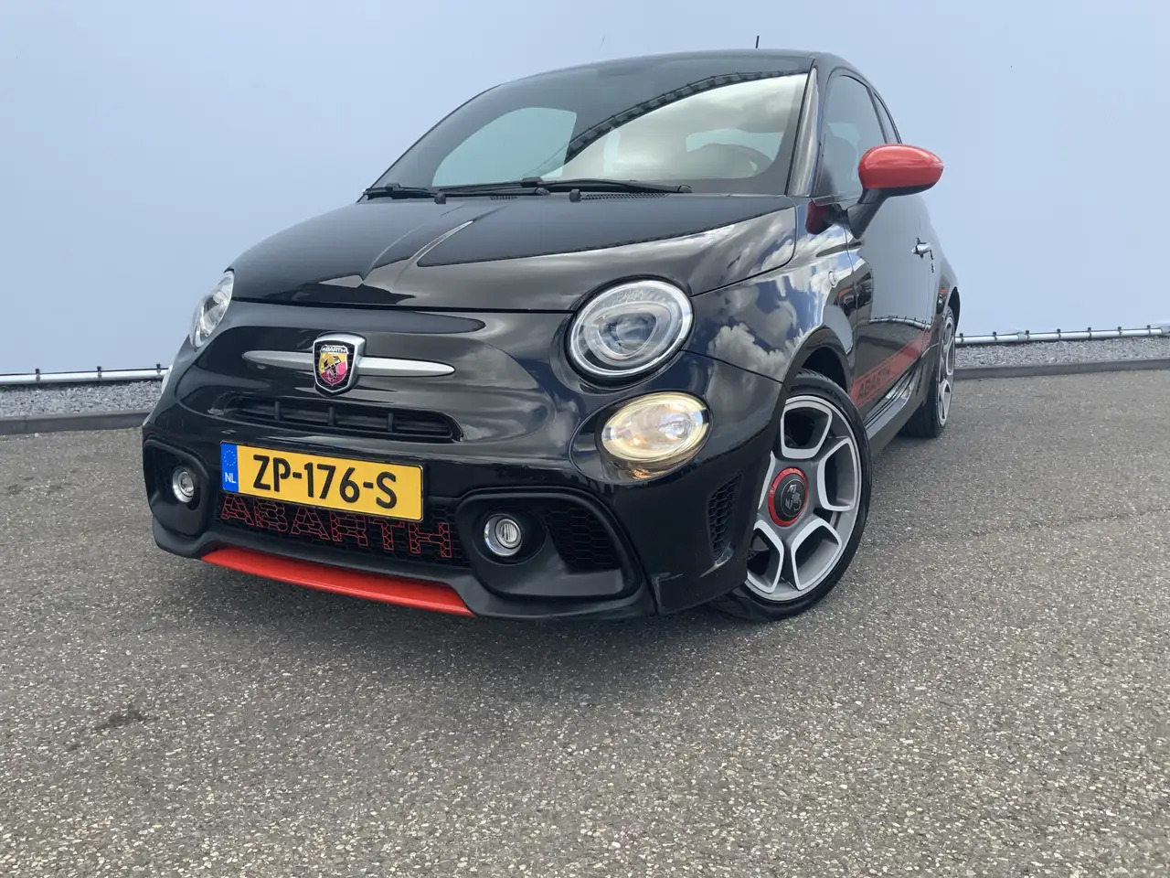 Fiat 500C Abarth 1.4 T-Jet 595 Automaat Euro 6 - Cabrio araba: fotoğraf 2 Fiat 500C Abarth 1.4 T-Jet 595 Automaat Euro 6 - Cabrio araba: fotoğraf 2