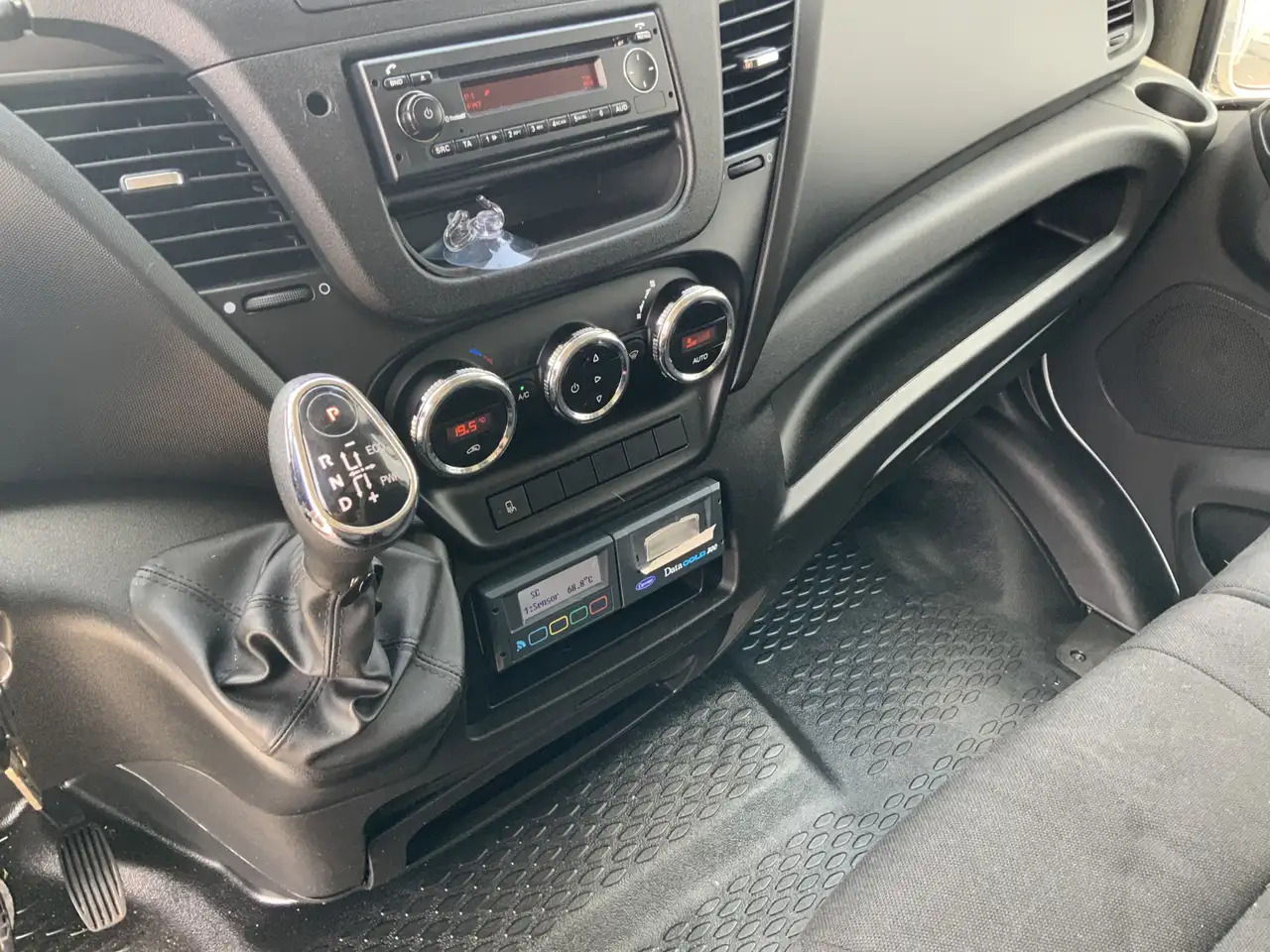 Iveco Daily 35C13 2.3 375 Automaat Koelmeubelbak Deuren Dag&Na - Frigorifik kamyonet: fotoğraf 4 Iveco Daily 35C13 2.3 375 Automaat Koelmeubelbak Deuren Dag&Na - Frigorifik kamyonet: fotoğraf 4