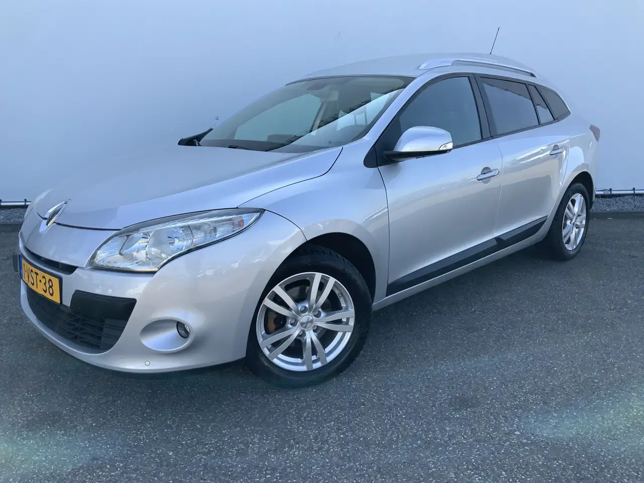 Renault Megane 1.5 dCi Expression Airco Navi Grijs Kenteken Euro - Binek araba: fotoğraf 1 Renault Megane 1.5 dCi Expression Airco Navi Grijs Kenteken Euro - Binek araba: fotoğraf 1