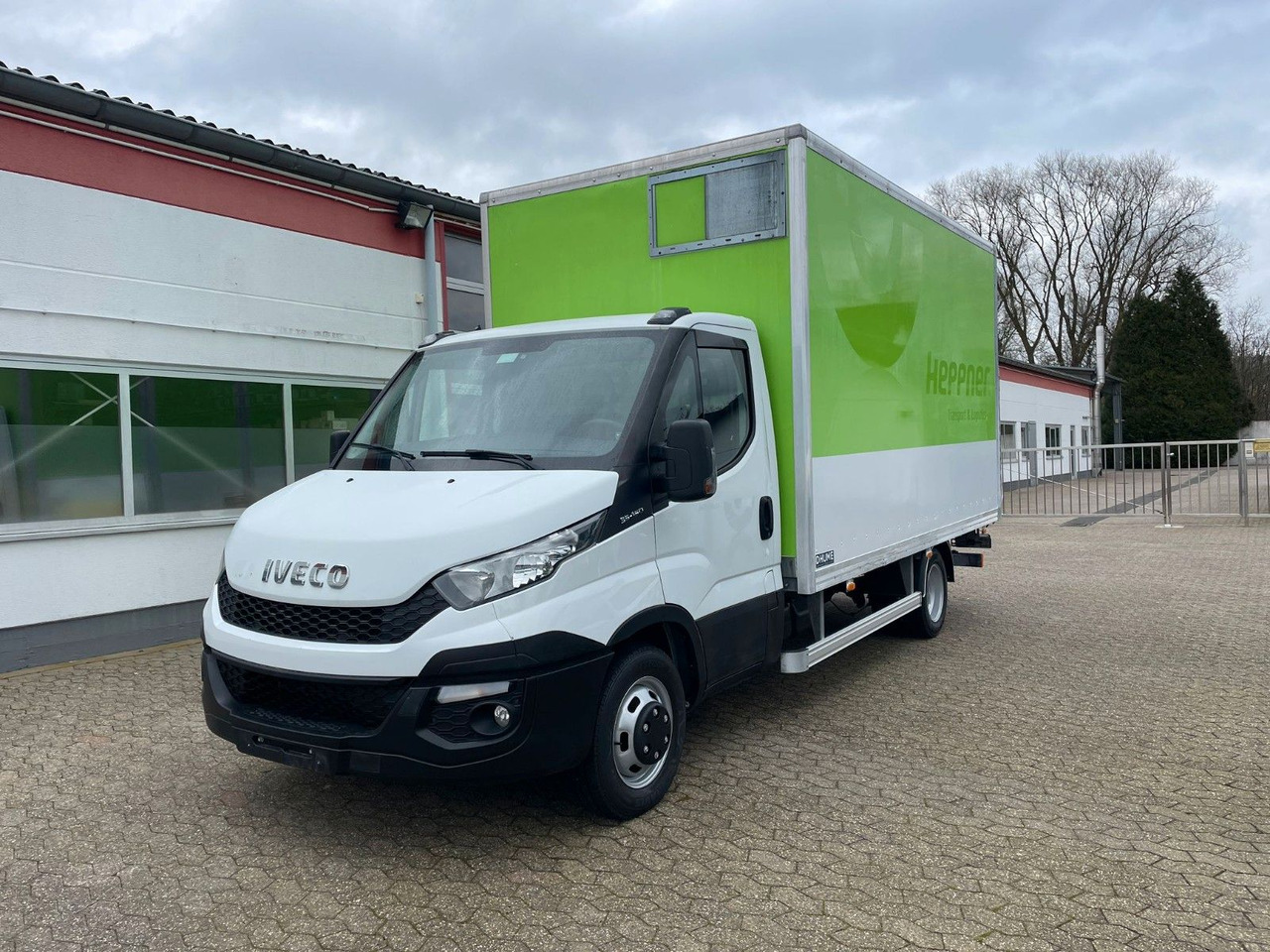 Iveco Daily 35C15 Koffer 4.2m Ladebordwand - Kapalı kasa kamyonet: fotoğraf 1 Iveco Daily 35C15 Koffer 4.2m Ladebordwand - Kapalı kasa kamyonet: fotoğraf 1