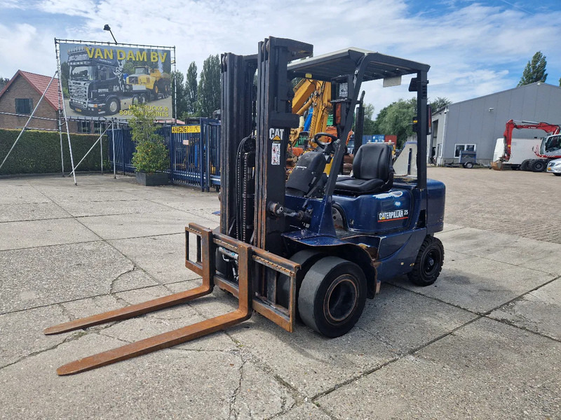 Caterpillar DP25K met breed vorkenbord - Dizel forklift: fotoğraf 1 Caterpillar DP25K met breed vorkenbord - Dizel forklift: fotoğraf 1