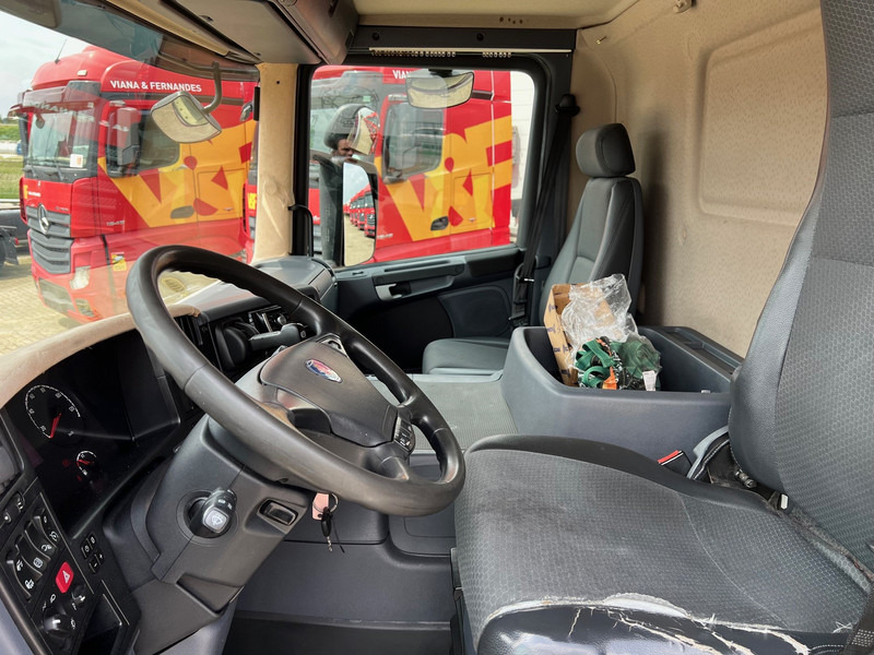 İç mekan fotoğrafi 1: Refrijeratör kamyon Scania P230