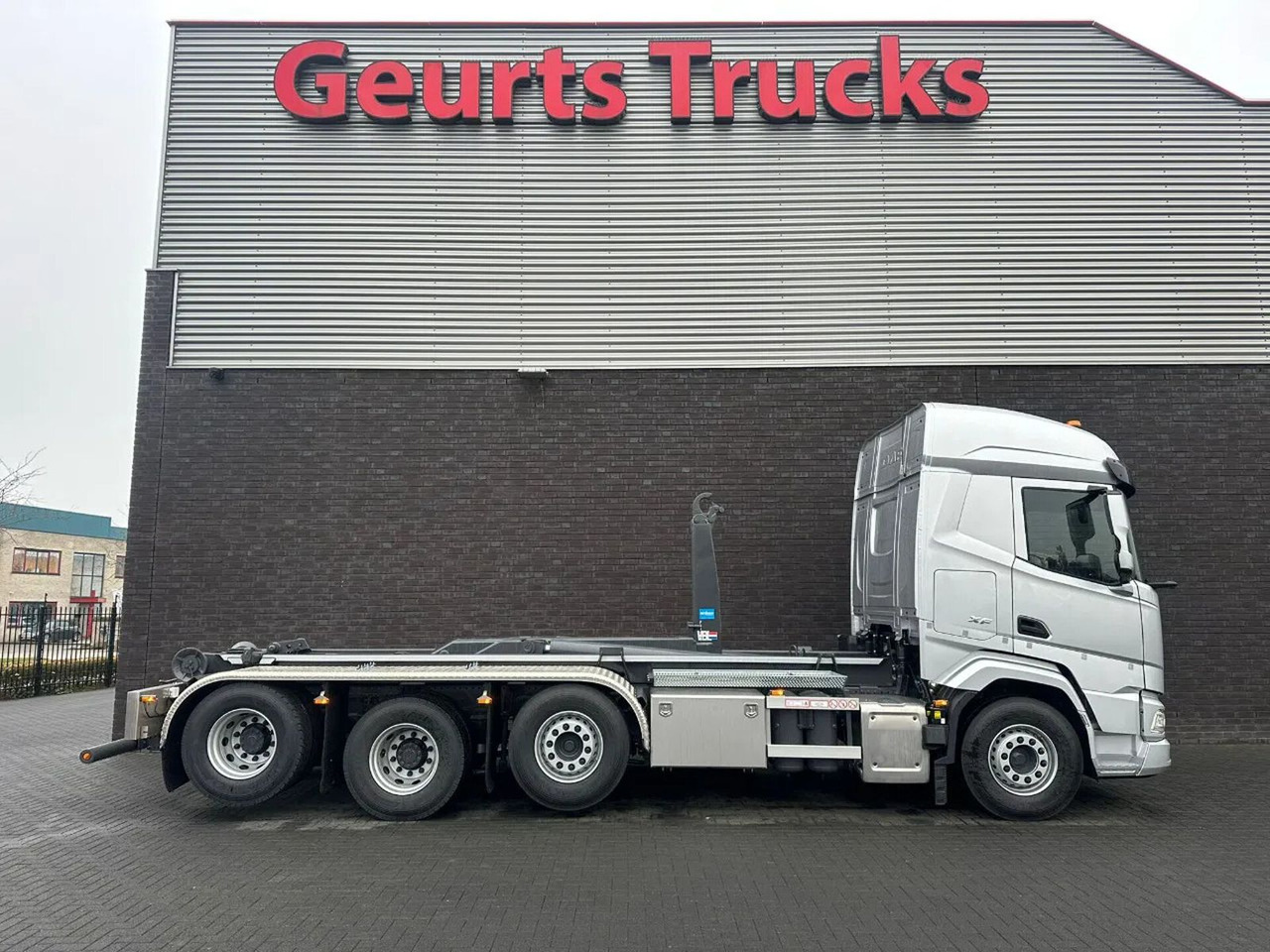 DAF XF 530 8X2 TRIPLE VDL S-30-6700 HAAKARMSYSTEEM/A - Kancalı yükleyici kamyon: fotoğraf 4 DAF XF 530 8X2 TRIPLE VDL S-30-6700 HAAKARMSYSTEEM/A - Kancalı yükleyici kamyon: fotoğraf 4