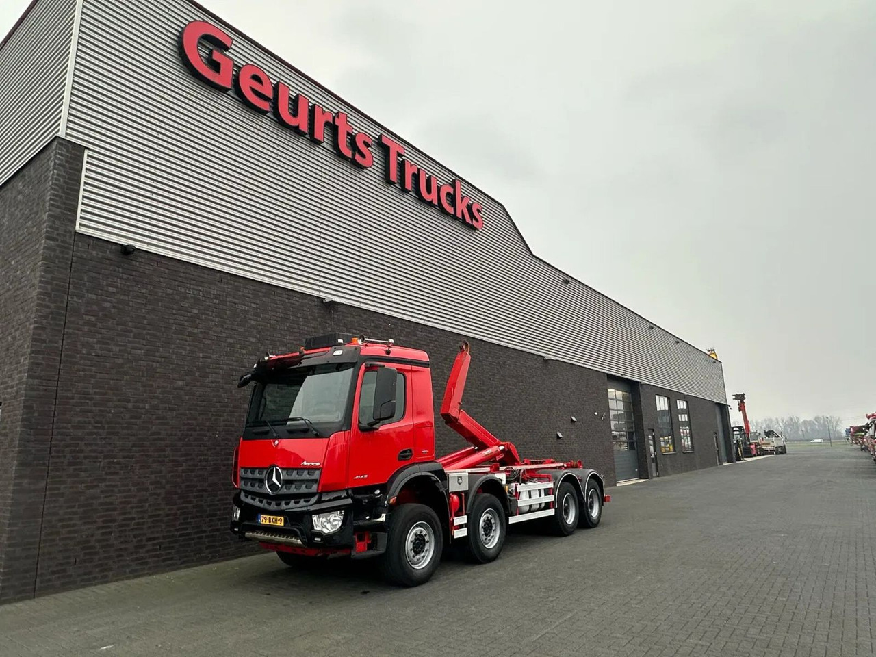 Mercedes-Benz Arocs 8X4 VDL S-30-6600 HAAKARMSYSTEEM/ABROLLKIP - Kancalı yükleyici kamyon: fotoğraf 2 Mercedes-Benz Arocs 8X4 VDL S-30-6600 HAAKARMSYSTEEM/ABROLLKIP - Kancalı yükleyici kamyon: fotoğraf 2
