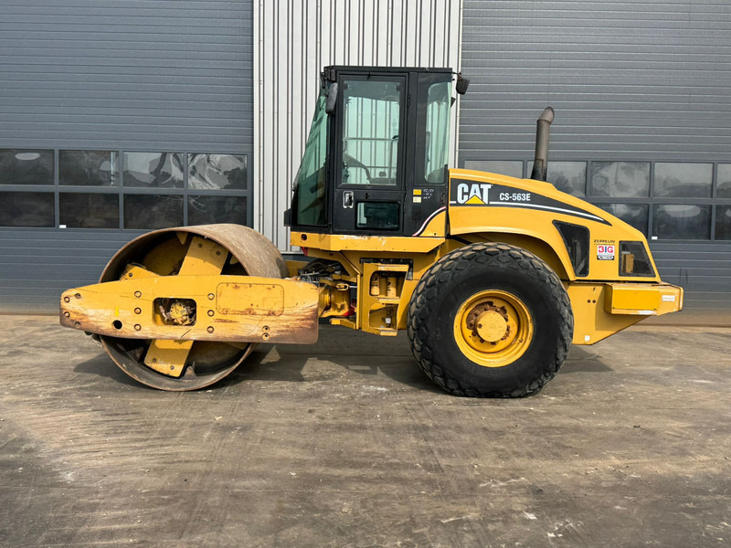 Caterpillar CS563E - Silindir makinesi: fotoğraf 1 Caterpillar CS563E - Silindir makinesi: fotoğraf 1