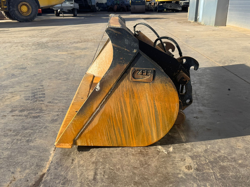 ZFE Side-Tilting bucket for CAT 908 SW - Kova: fotoğraf 2 ZFE Side-Tilting bucket for CAT 908 SW - Kova: fotoğraf 2