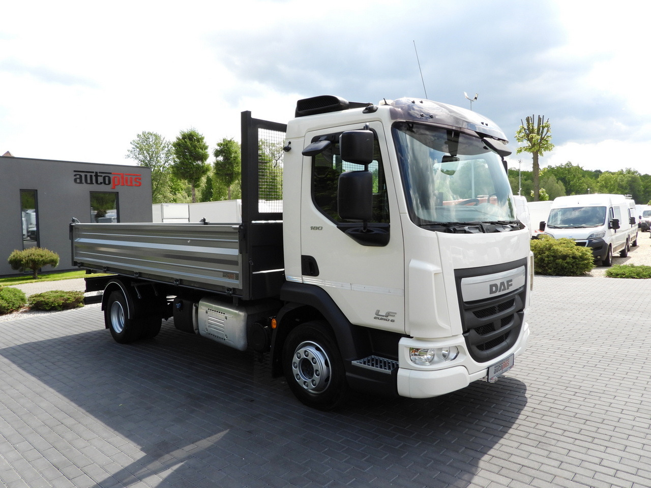 DAF LF 180 THREE-WAY TIPPER CRUISE CONTROL LED LIGHTS AUTOMATIC TRANSMISSION TWIN WHEELS AIR CONDITIONING 180HP - Damperli kamyon: fotoğraf 4 DAF LF 180 THREE-WAY TIPPER CRUISE CONTROL LED LIGHTS AUTOMATIC TRANSMISSION TWIN WHEELS AIR CONDITIONING 180HP - Damperli kamyon: fotoğraf 4