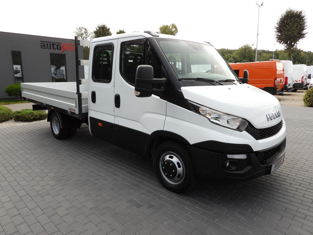 IVECO DAILY 35C17 STAKE BODY DOUBLE CABIN DOKA 7 SEATS CRUISE CONTROL TWIN WHEELS AIR CONDITIONING 170HP - Çift kabin kamyonet: fotoğraf 4 IVECO DAILY 35C17 STAKE BODY DOUBLE CABIN DOKA 7 SEATS CRUISE CONTROL TWIN WHEELS AIR CONDITIONING 170HP - Çift kabin kamyonet: fotoğraf 4