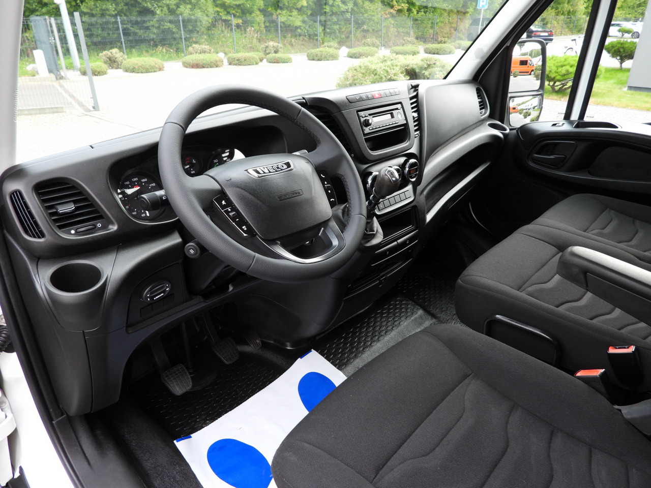 IVECO DAILY 35C17 STAKE BODY DOUBLE CABIN DOKA 7 SEATS CRUISE CONTROL TWIN WHEELS AIR CONDITIONING 170HP - Çift kabin kamyonet: fotoğraf 2 IVECO DAILY 35C17 STAKE BODY DOUBLE CABIN DOKA 7 SEATS CRUISE CONTROL TWIN WHEELS AIR CONDITIONING 170HP - Çift kabin kamyonet: fotoğraf 2