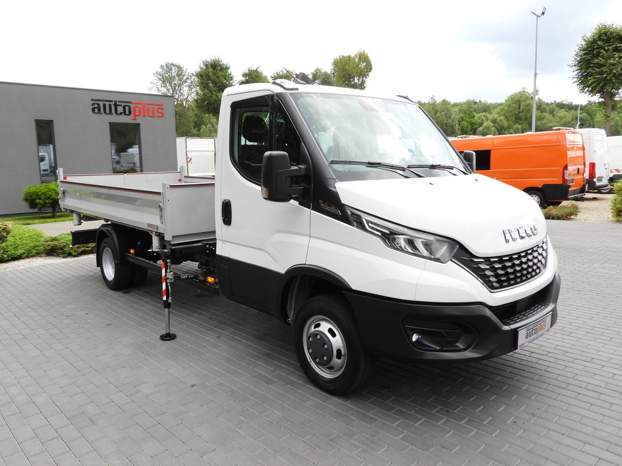 IVECO DAILY 35C18 THREE-WAY TIPPER 3 HDS SEATS CRUISE CONTROL LED LIGHTS AUTOMATIC TRANSMISSION HI-MATIC TWIN WHEELS AIR CONDITIONING 180HP - Damperli kamyonet: fotoğraf 4 IVECO DAILY 35C18 THREE-WAY TIPPER 3 HDS SEATS CRUISE CONTROL LED LIGHTS AUTOMATIC TRANSMISSION HI-MATIC TWIN WHEELS AIR CONDITIONING 180HP - Damperli kamyonet: fotoğraf 4